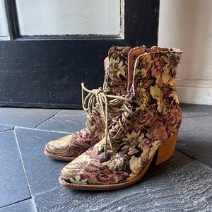 Lovely Jeffrey Campbell Floral Elmcrom Tapestry Ankle Boots